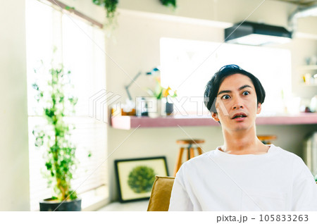 びっくりした男性 105833263