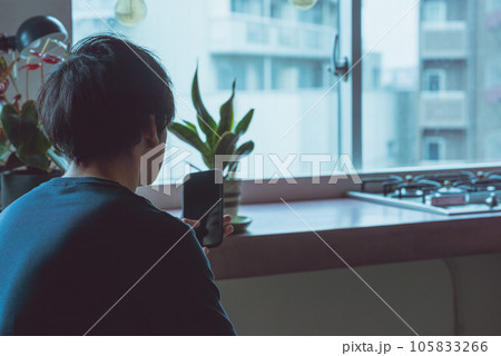 男性はスマホに夢中である 105833266