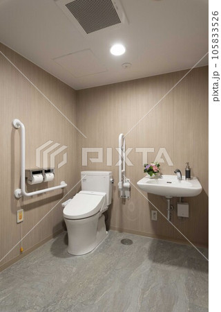 綺麗な身障者用トイレの素材画像 105833526