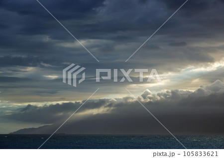 雲間から射した夕方の太陽に照らされた雲・望遠・空主体・230806pm 105833621