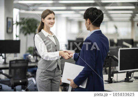 グローバルビジネス  イメージ　握手 105833625