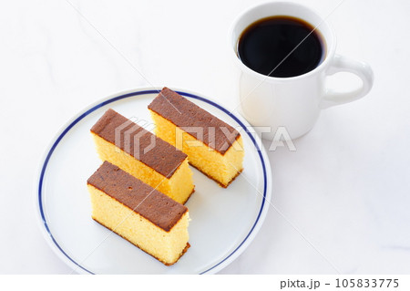 ポルトガルに由来する和菓子のカステラと淹れたてのコーヒーでおやつの時間 105833775