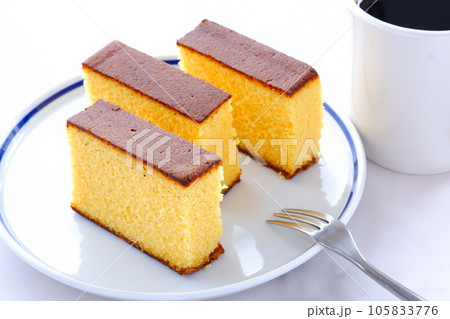 ポルトガルに由来する和菓子のカステラと淹れたてのコーヒーでおやつの時間 ポルトガルに由来する和菓子のカステラと淹れたてのコーヒーでおやつの時間 105833776