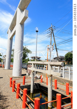 息栖神社一の鳥居と忍潮井（縦） 105833813