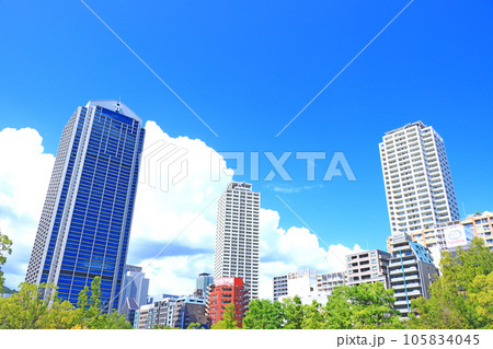 神戸市、神戸市役所とマンションの風景 105834045