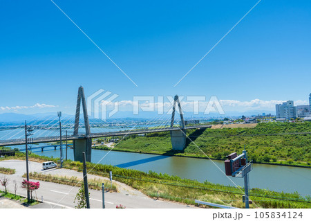 晴れの夏空と日本海と河北潟を繋ぐ河北潟放水路に架かる内灘大橋｜石川県河北郡内灘町 105834124