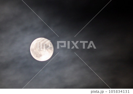 自然と共生し月の位置や動きで収穫時を把握する 北米の先住民 ｢満月(2023.8)｣ 雲が神秘的 105834131