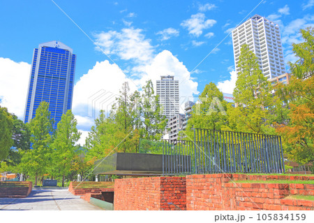 神戸市、神戸市役所と復興のモニュメントの風景 105834159