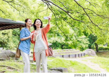 観光地で自撮りするミドル女子旅イメージ 観光地で自撮りするミドル女子旅イメージ 105834226