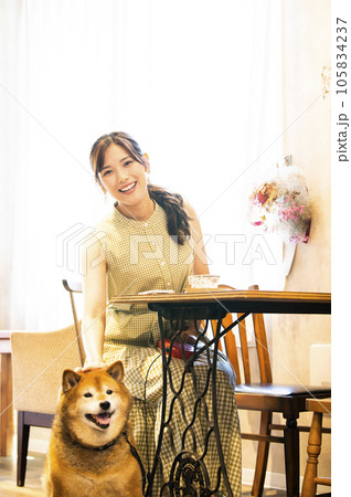 ドックカフェ　若い女性　柴犬　カメラ目線 105834237