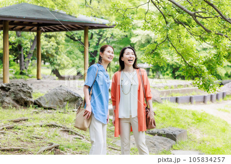 観光地の公園を散策するミドル女子旅イメージ 105834257