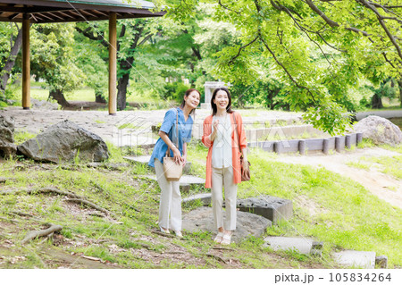 観光地の公園を散策するミドル女子旅イメージ 105834264