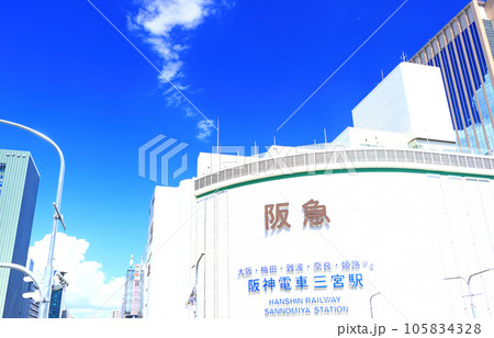 神戸市、三ノ宮駅前高層ビル群の風景 105834328