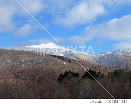 初冠雪の福島県、箕輪山。青空に白く輝く山頂の雪と雲が印象的で綺麗だ。 105834453