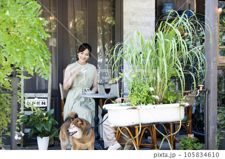 ドックカフェ　テラス　若い女性　柴犬 105834610