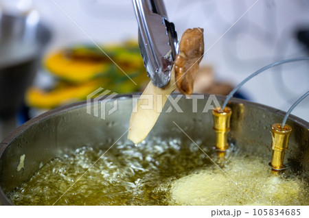 エリンギを揚げる 105834685