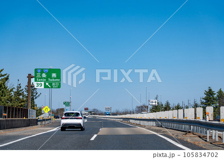 新潟県燕市 北陸自動車道の三条燕インターチェンジ出口付近を走行中の乗用車 新潟県燕市 北陸自動車道の三条燕インターチェンジ出口付近を走行中の乗用車 105834702