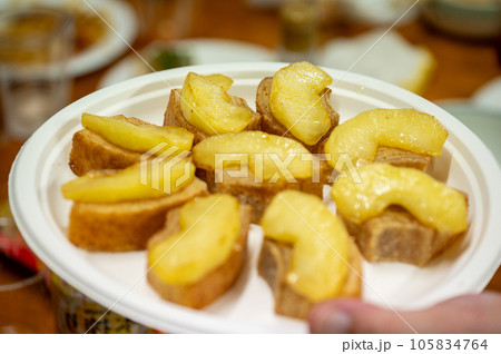 バウムクーヘンのリンゴ乗せ 105834764