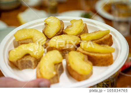 バウムクーヘンのリンゴ乗せ 105834765