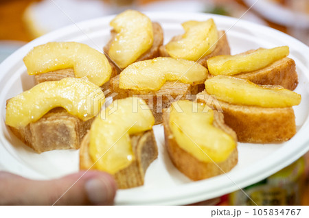 バウムクーヘンのリンゴ乗せ 105834767