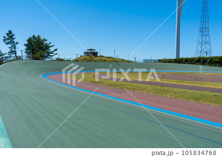 晴れの夏空と石川県の自転車競技場の風景|競輪イメージ|石川県河北郡内灘町 晴れの夏空と石川県の自転車競技場の風景|競輪イメージ|石川県河北郡内灘町 105834768