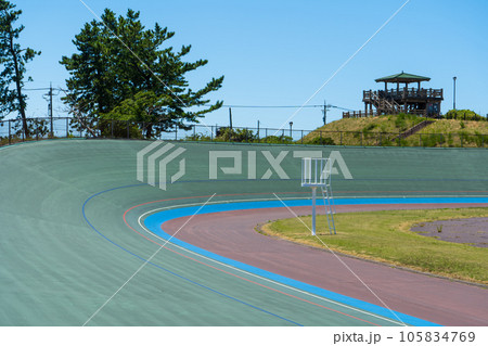 晴れの夏空と石川県の自転車競技場の風景｜競輪イメージ｜石川県河北郡内灘町 105834769
