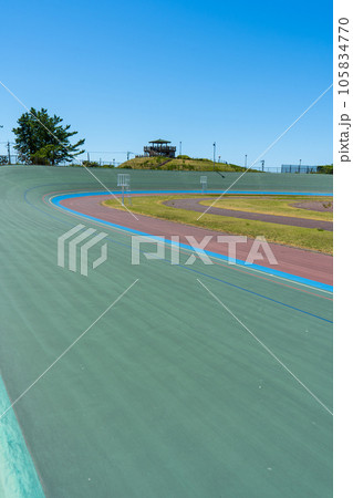 晴れの夏空と石川県の自転車競技場の風景｜競輪イメージ｜石川県河北郡内灘町 105834770