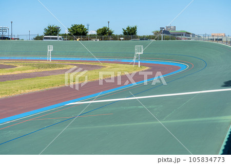 晴れの夏空と石川県の自転車競技場の風景｜競輪イメージ｜石川県河北郡内灘町 105834773
