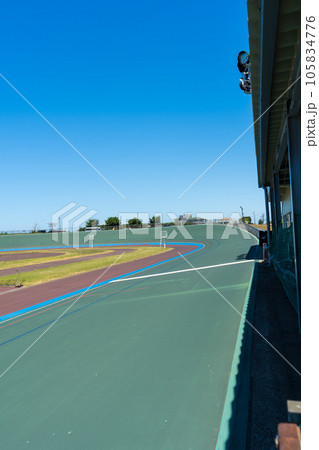 晴れの夏空と石川県の自転車競技場の風景｜競輪イメージ｜石川県河北郡内灘町 105834776