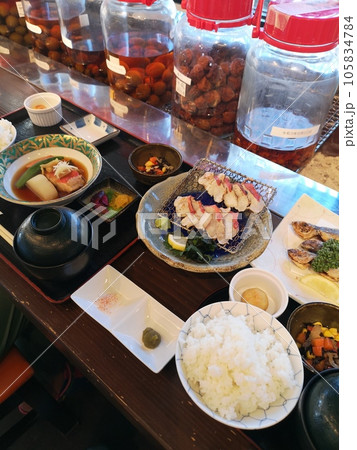 食堂の煮魚定食 食堂の煮魚定食 105834784