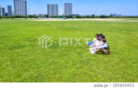 公園でくつろぐ仲良し家族三世代 公園でくつろぐ仲良し家族三世代 105835051