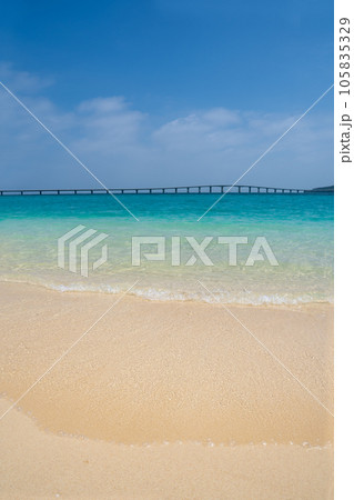 沖縄 宮古島 与那覇前浜の波打ち際と来間大橋 沖縄 宮古島 与那覇前浜の波打ち際と来間大橋 105835329