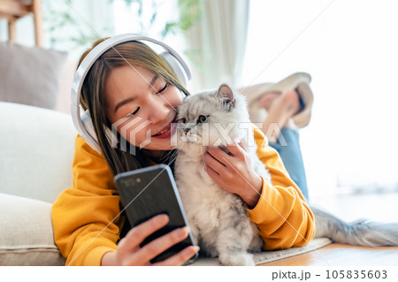 Spending your free time at home with your cat 105835603