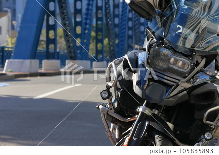駐車中のオートバイ 105835893