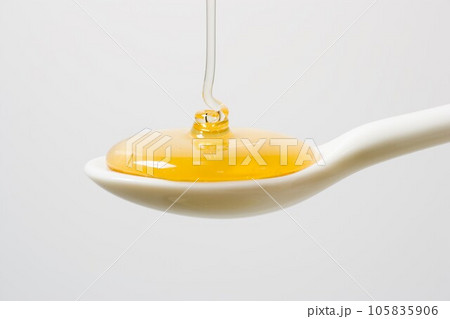 スプーンに蜂蜜 スプーンに蜂蜜 105835906