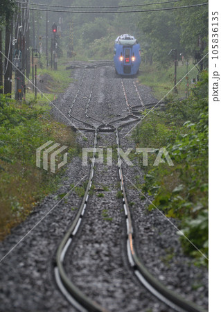 雨の奥白滝信号場を通過する特急列車 105836135