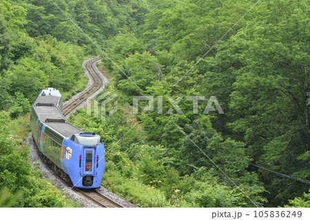 常紋峠を走る特急列車 105836249