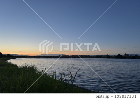 朝の河川敷にて 朝の河川敷にて 105837331