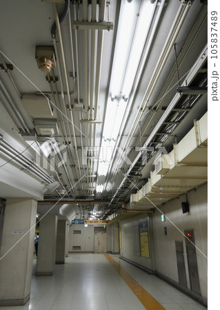 誰もいない駅の通路 誰もいない駅の通路 105837489
