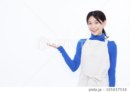 白い背景の前で紹介をしている30代の主婦 白い背景の前で紹介をしている30代の主婦 105837538