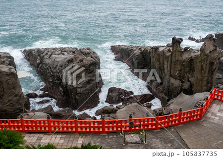 日南海岸に赤い鳥居が映える鵜戸神宮 日南海岸に赤い鳥居が映える鵜戸神宮 105837735