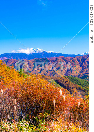 【秋素材】陣馬形山から見る南アルプスの三段紅葉【長野県】 【秋素材】陣馬形山から見る南アルプスの三段紅葉【長野県】 105837803