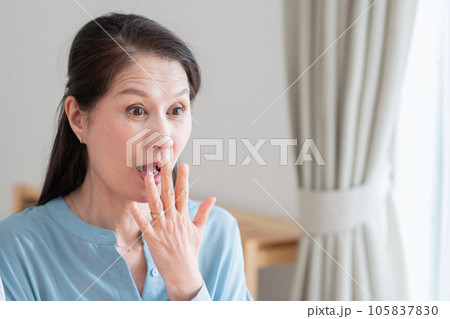 驚くシニア女性 105837830