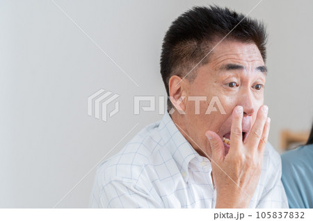 驚くシニア男性 105837832