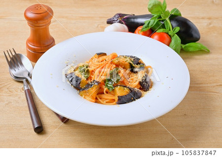 夏にぴったり！ナスとトマトの粉チーズパスタ。イタリアン、スパゲッティ。 105837847
