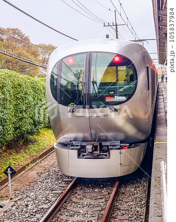 西武球場前駅に停車する特急電車（西武鉄道ラビュー） 105837984