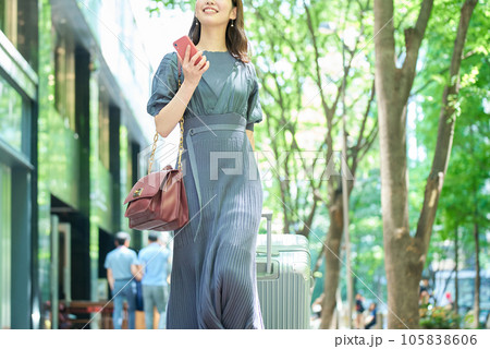スーツケースを持って街を歩く女性 105838606
