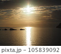 海に沈む夕日 105839092