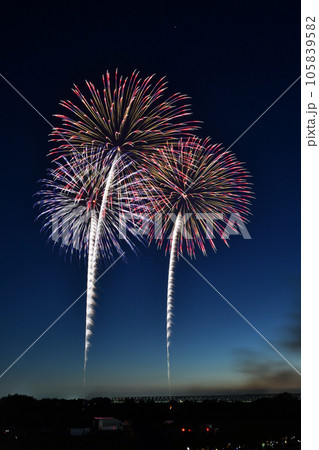 第68回とりで利根川大花火大会での打ち上げ花火 第68回とりで利根川大花火大会での打ち上げ花火 105839582
