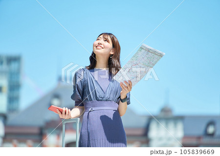 地図とスマホを手にする女性 105839669